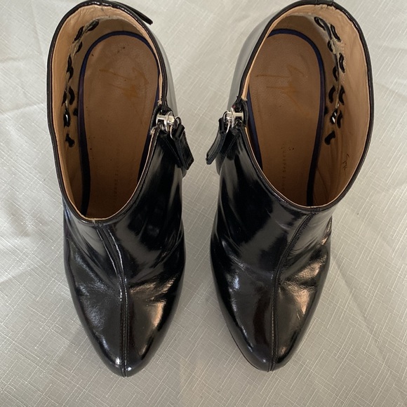 Ankle patent Guuseppe Zanotti boots with leather lace and zipper accent. - Picture 4 of 6